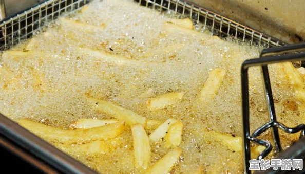 如何轻松制作外酥里嫩、美味诱人的炸薯条？掌握秘诀，让餐桌添彩