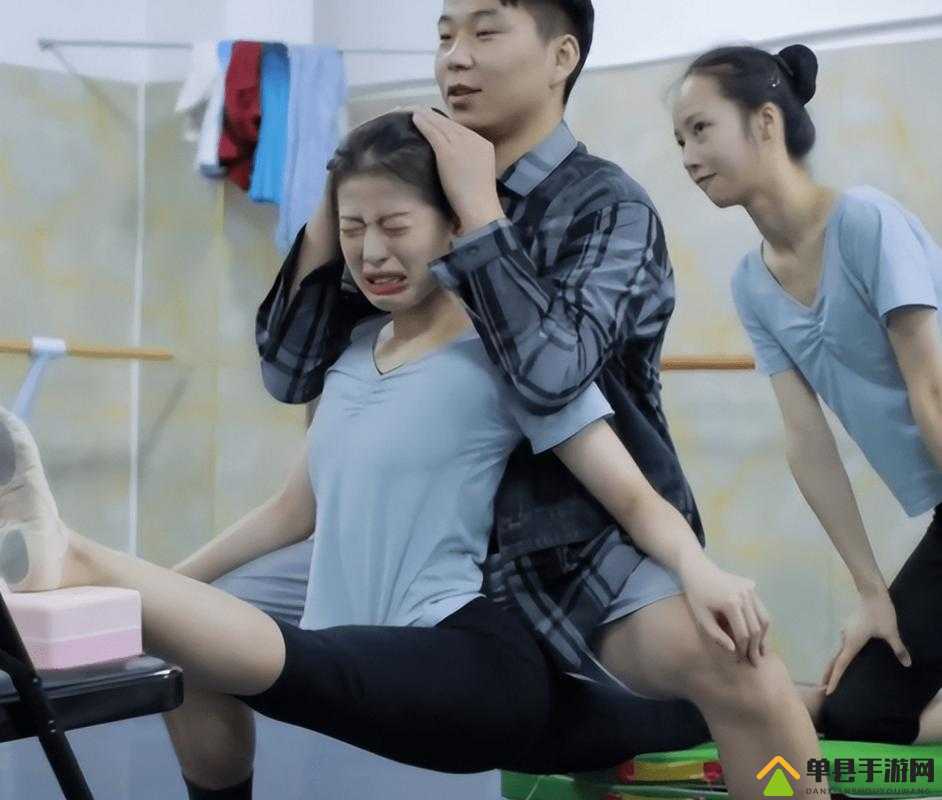 舞蹈课前女生帮男生解决难题助力共同进步