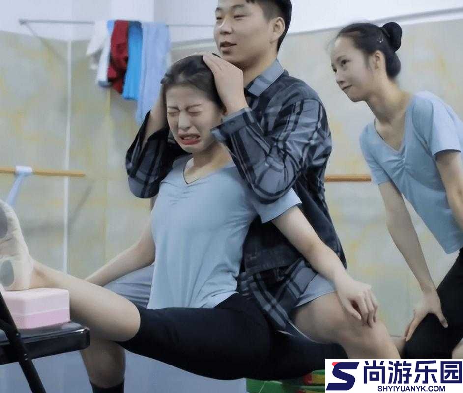 舞蹈课前女生帮男生解决难题助力共同进步