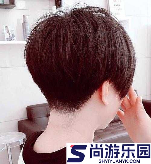 想知道什么样的发型才能配得上又大又黑又长的蘑菇头吗
