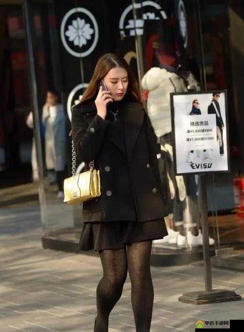91 爱丝小仙女黑色连衣裙尽显优雅魅力
