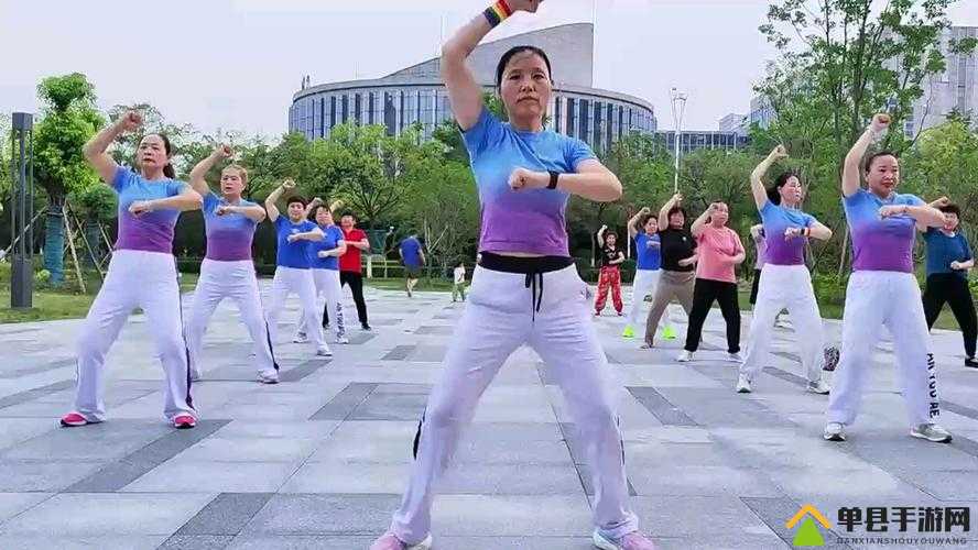 亚洲可乐操：引领时尚健身新潮流