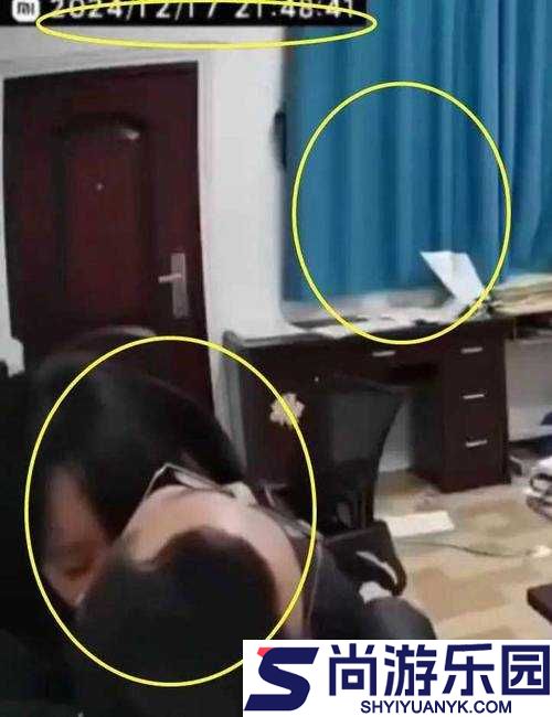 男生和老师一起