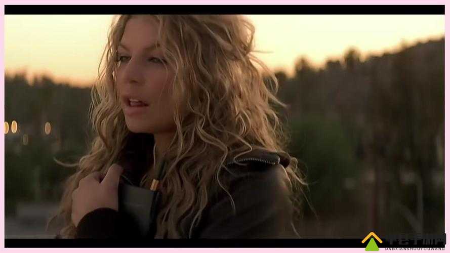 韩国 MV 女的坐凳子上以前的歌：揭秘韩国流行音乐背后的故事