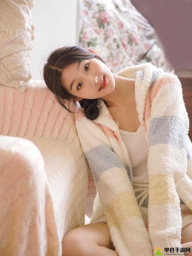 娇小玲珑惹人怜：如诗如画的温婉佳人之美