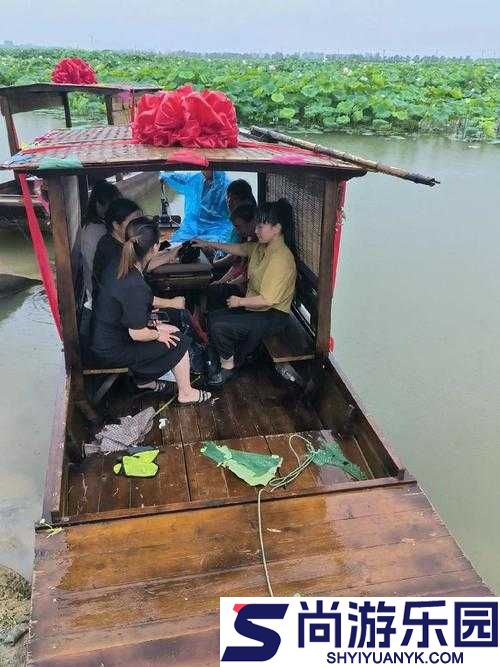 老人船上弄雨荷和普通版对比